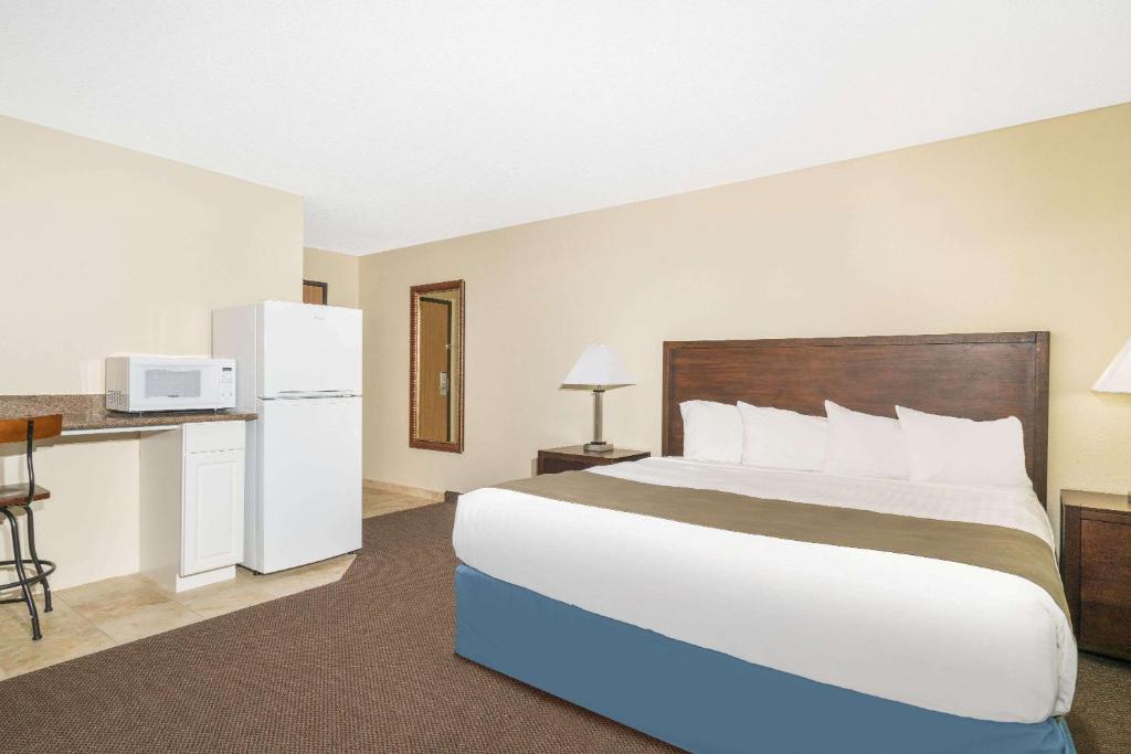 Days Inn & Suites by Wyndham Baxter Brainerd Area photo 4