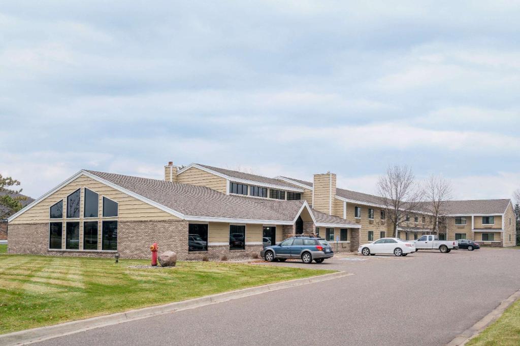 Days Inn & Suites by Wyndham Baxter Brainerd Area image