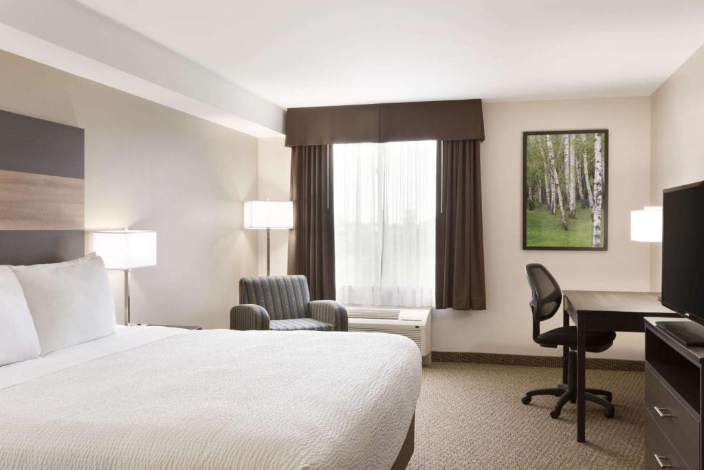 Days Inn & Suites by Wyndham Lindsay photo 2