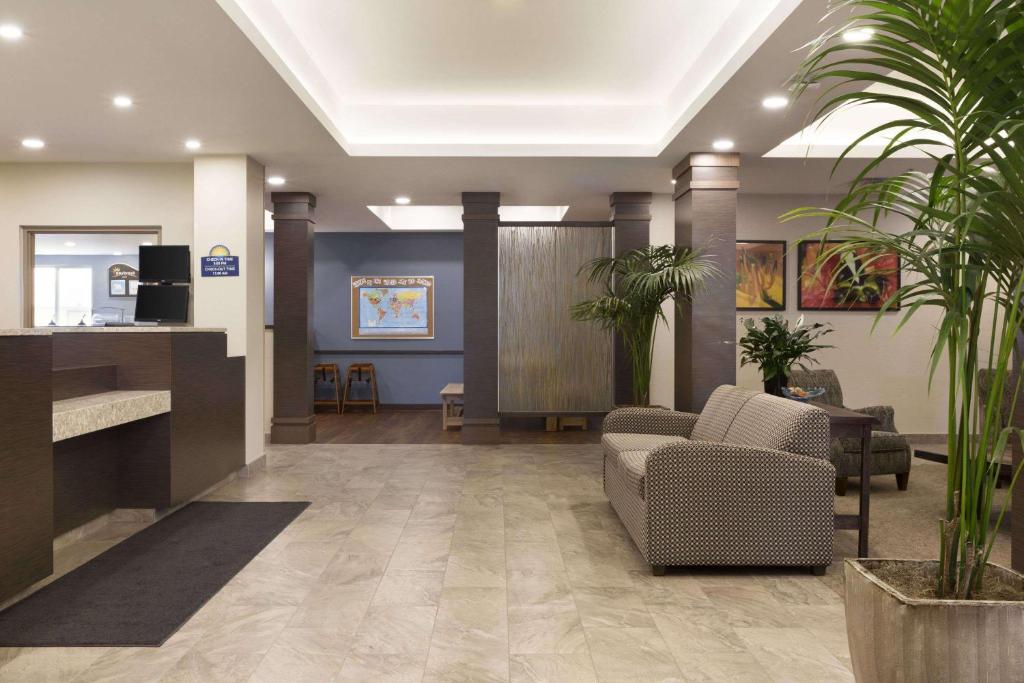 Days Inn & Suites by Wyndham Lindsay photo 1