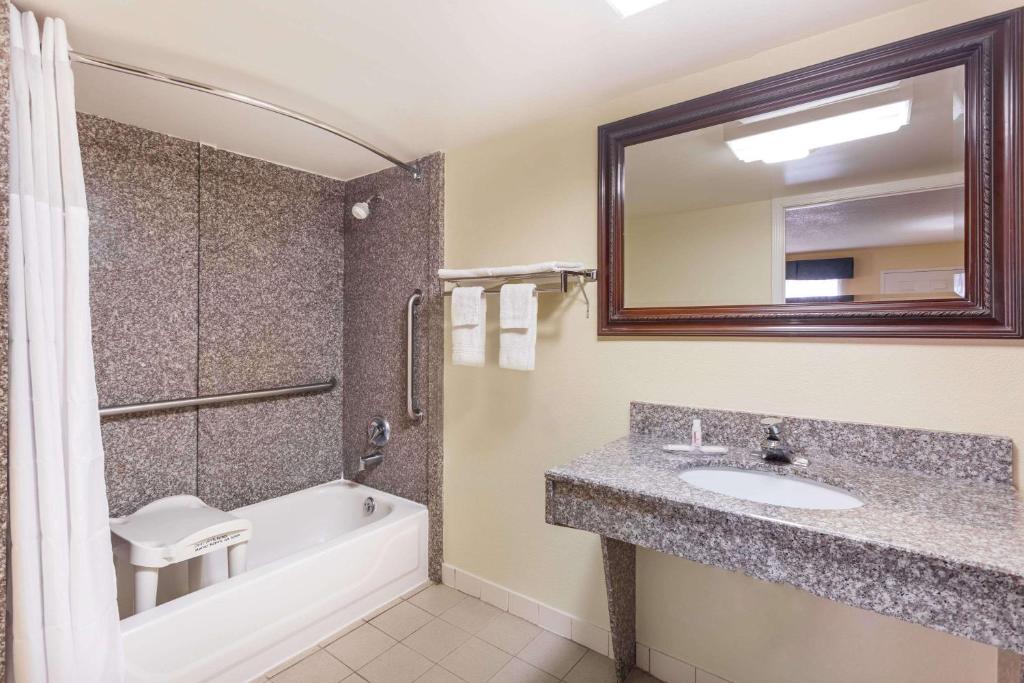 Days Inn & Suites by Wyndham Warner Robins Near Robins AFB photo 2