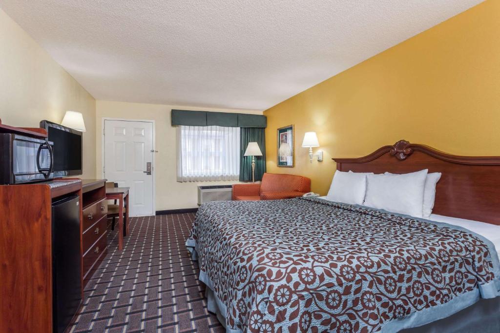 Days Inn & Suites by Wyndham Warner Robins Near Robins AFB photo 3