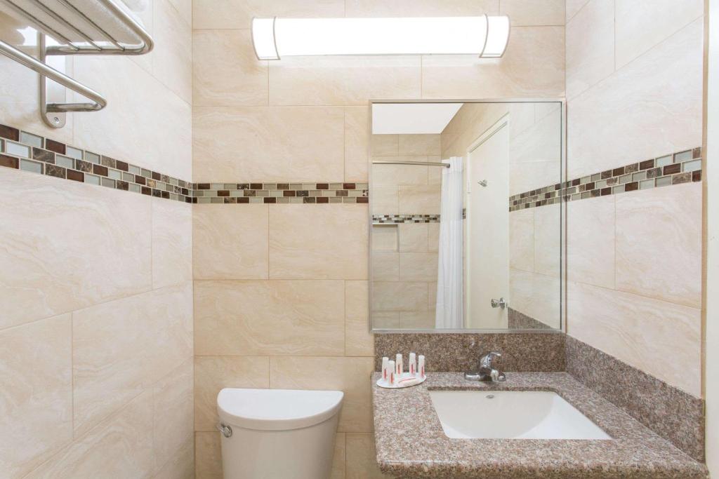 Days Inn by Wyndham Indio photo 4