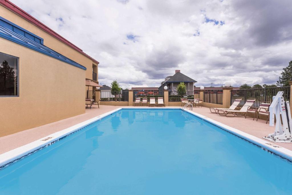 Days Inn & Suites by Wyndham Warner Robins Near Robins AFB photo 1