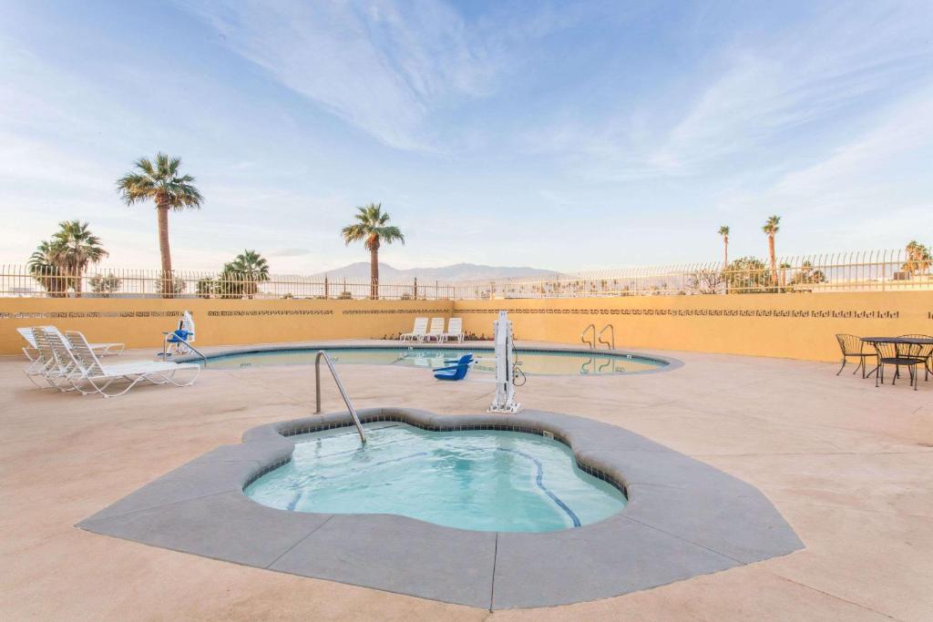 Days Inn by Wyndham Indio photo 3