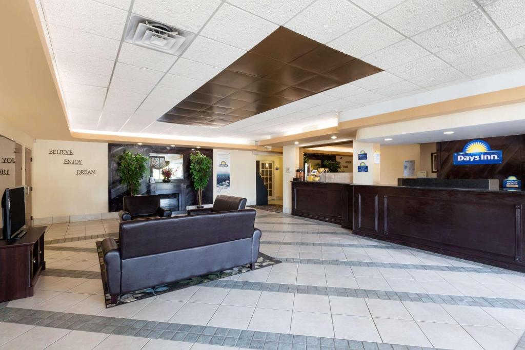 Days Inn by Wyndham Albion photo 1