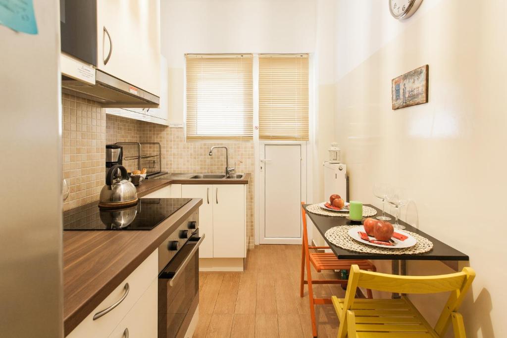 Best Private Rooms in apartment in safe area photo 4