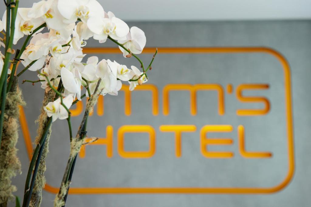 Simm's Hotel - cityhotel next to Metro U3 - Tap to explore photos
