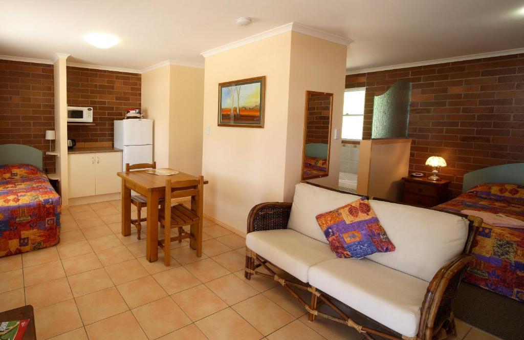 Rubyvale Motel & Holiday Units - An Adults Only Getaway, Central Highlands