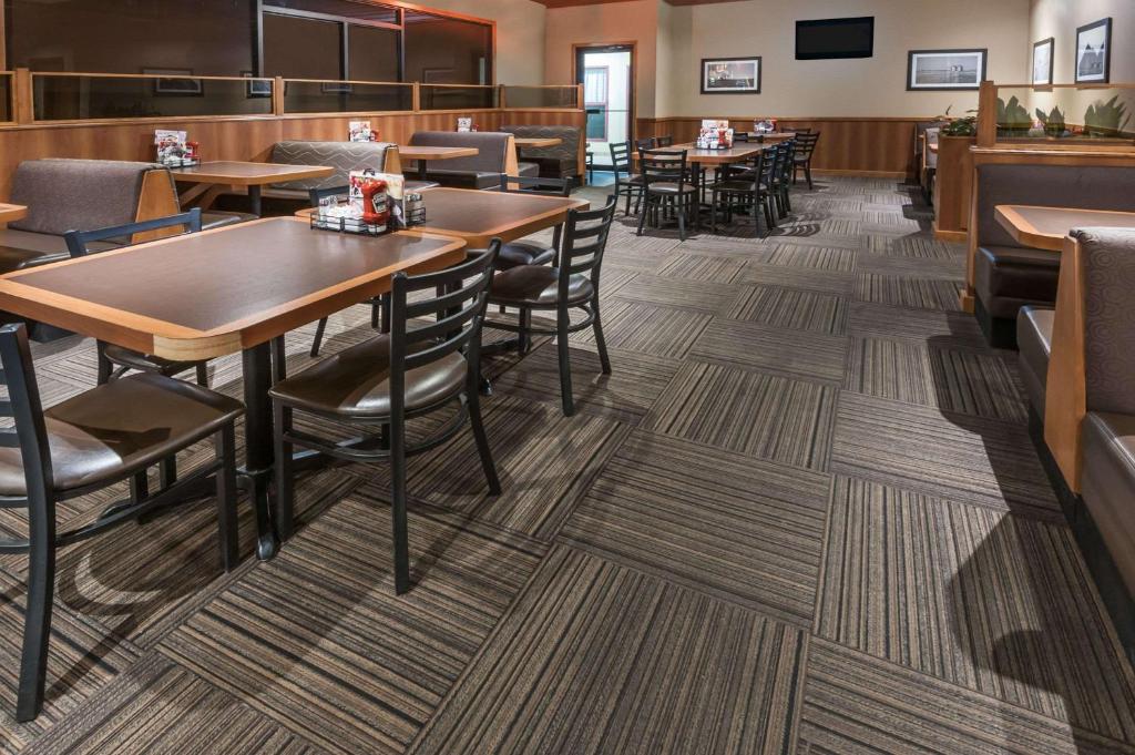 Super 8 by Wyndham Edmonton/West photo 2
