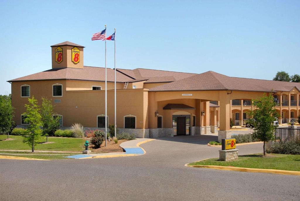 Super 8 by Wyndham Stephenville image
