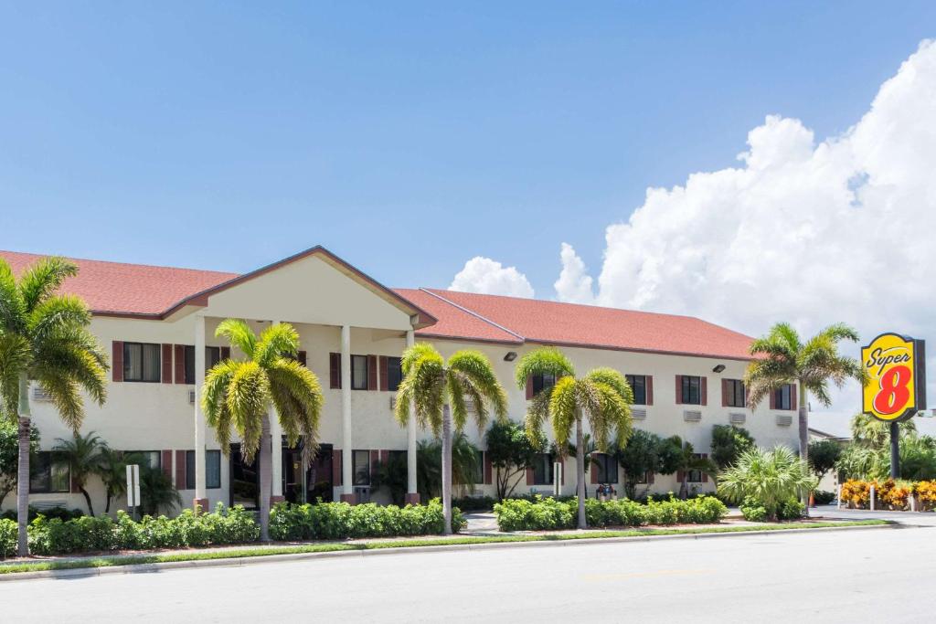 Super 8 by Wyndham Pompano Beach image