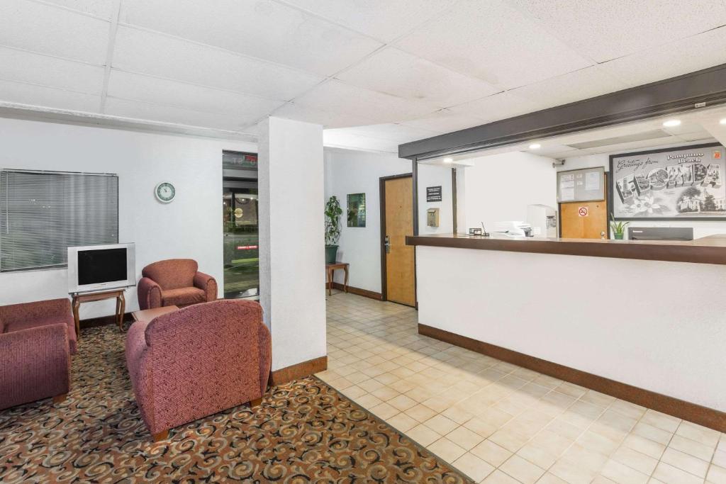 Super 8 by Wyndham Pompano Beach photo 2