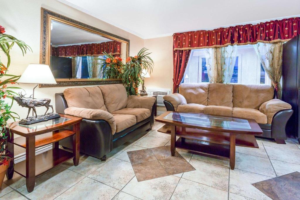 Super 8 by Wyndham Colorado Springs/Chestnut Street photo 1