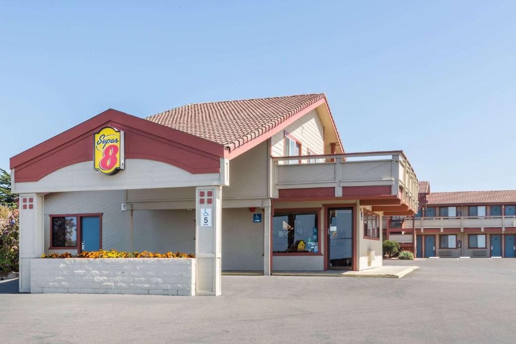 Super 8 by Wyndham Fort Bragg image