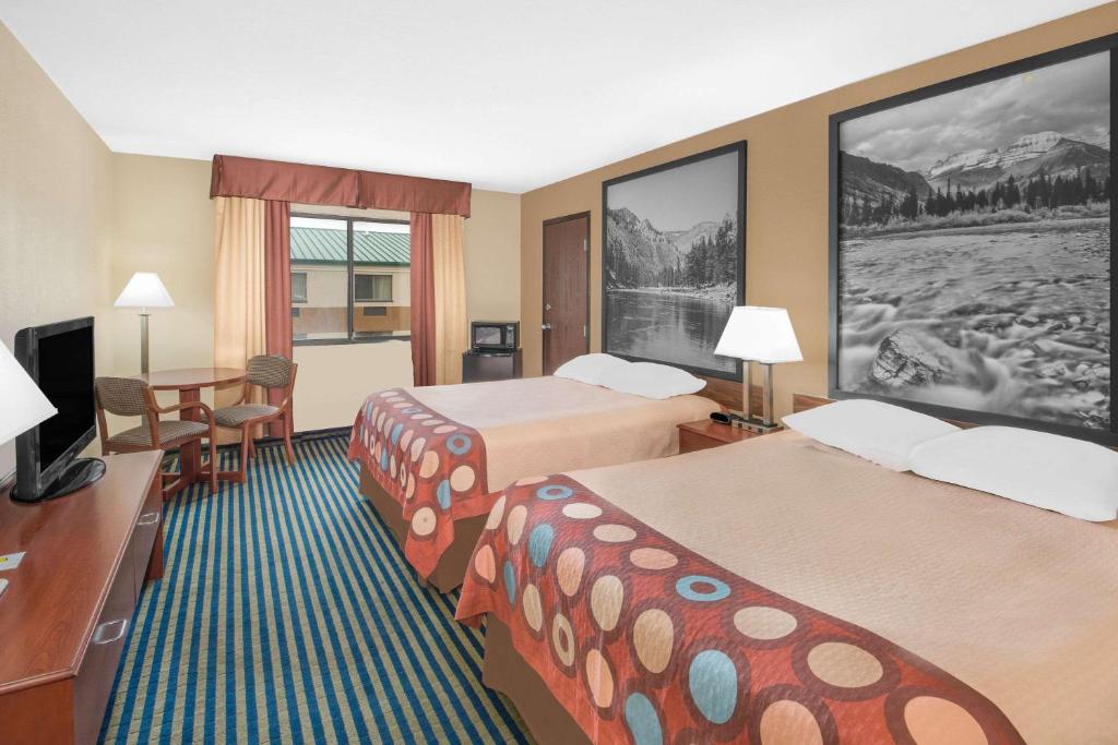 Super 8 by Wyndham Marshalltown - Tap to explore photos