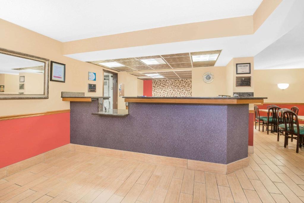 Super 8 by Wyndham Marshalltown photo 2
