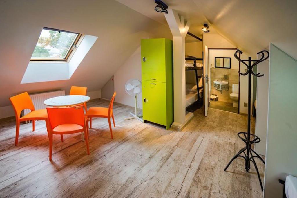 Номер (Кровать в общем 6-местном номере для мужчин и женщин), Oki Doki OLD TOWN Hostel