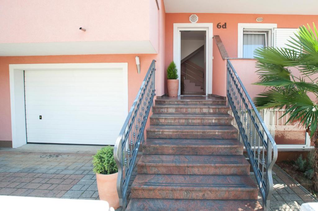 Apartments Maric with parking photo 2
