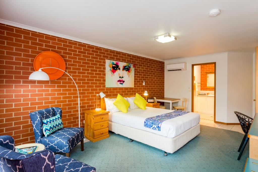 Yackandandah Motor Inn - Tap to explore photos