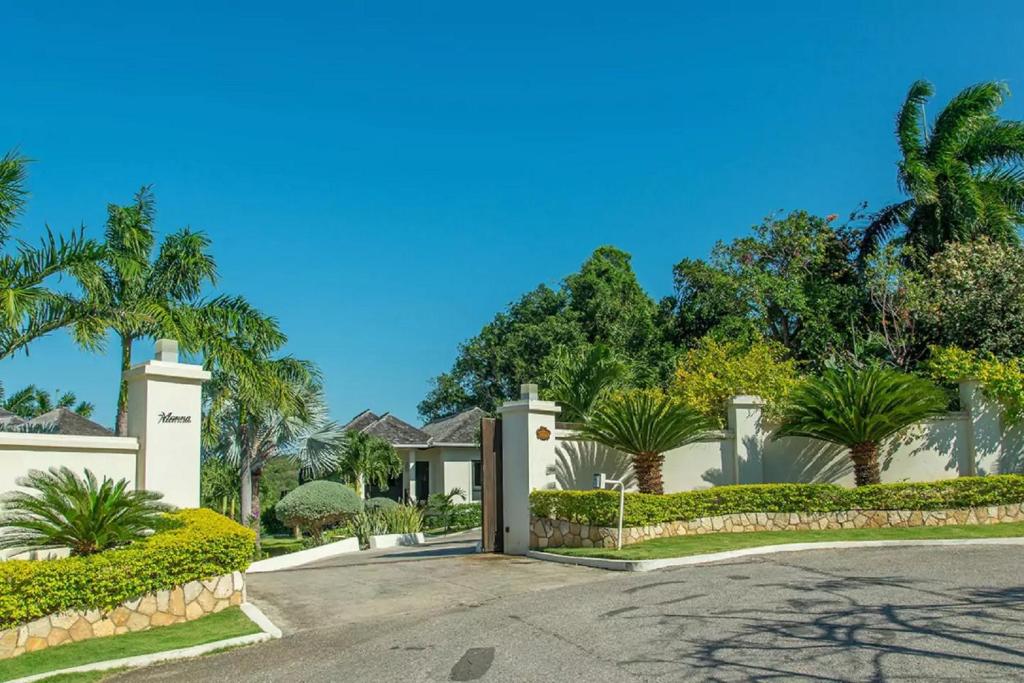 Luxury Villa sleeps 6, Beach Access, Montego Bay photo 2