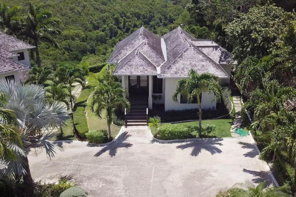 Luxury Villa sleeps 6, Beach Access, Montego Bay photo 3