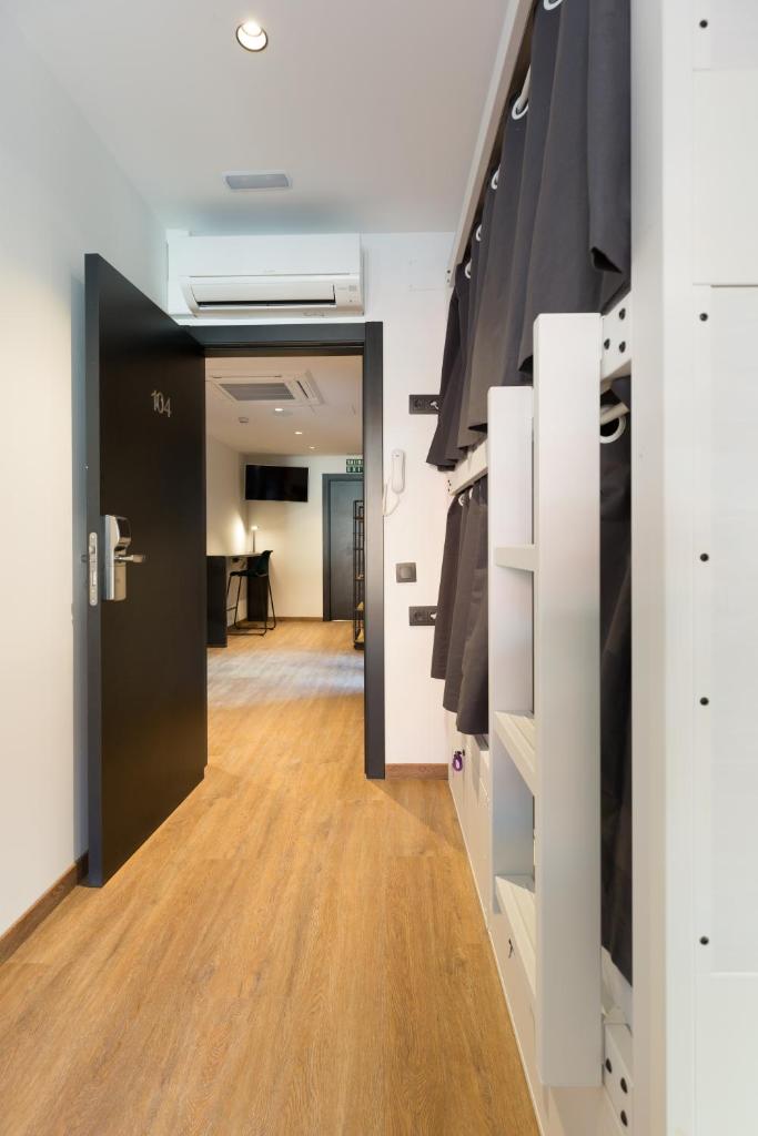 Номер (Кровать в общем 6-местном номере), Airhostel Barcelona Airport 24h
