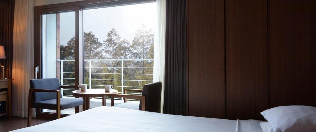 Jeju Aerospace Hotel - Tap to explore photos