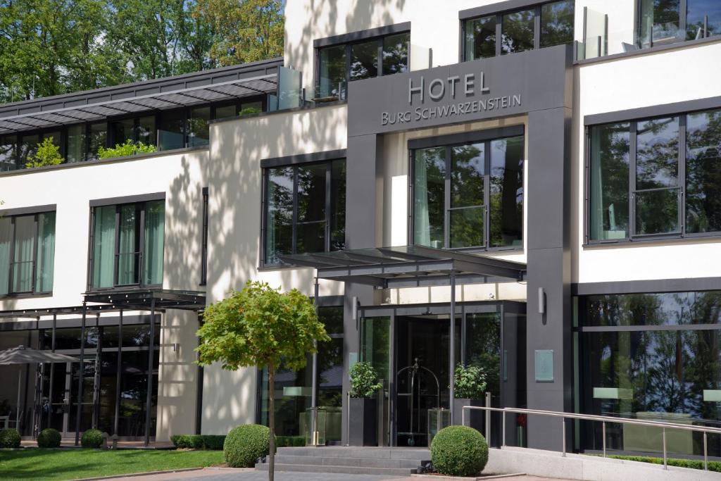 Relais & Châteaux Hotel Burg Schwarzenstein photo 2