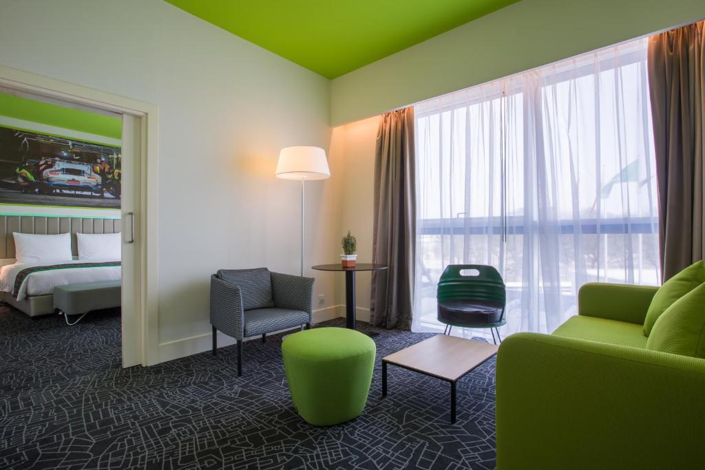 Сьюит (Полулюкс), Отель Park Inn by Radisson Dubai Motor City