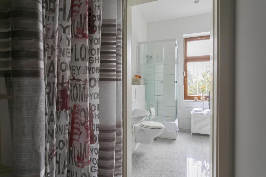 City Studio Apartment for 4, near Sonnenallee photo 2