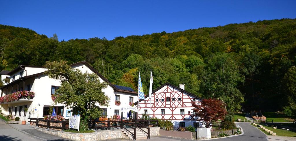 Hotel Zum Blauen Hecht - Tap to explore photos