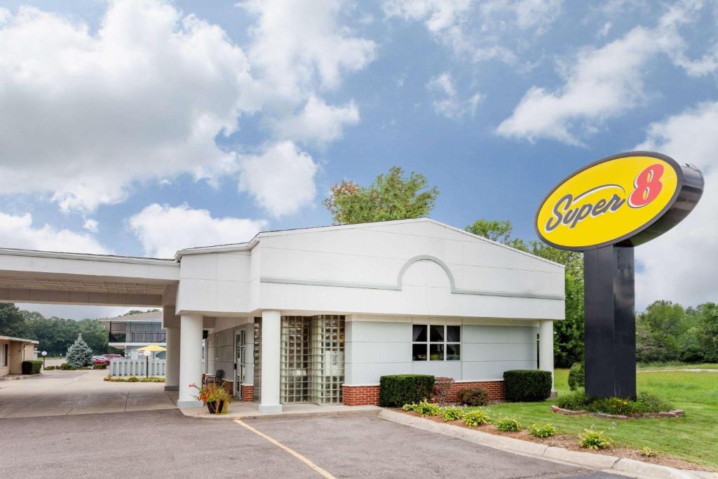Super 8 by Wyndham Stevensville/St. Joseph image