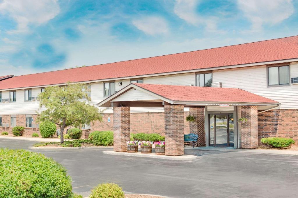 Super 8 by Wyndham Green Bay Near Stadium image