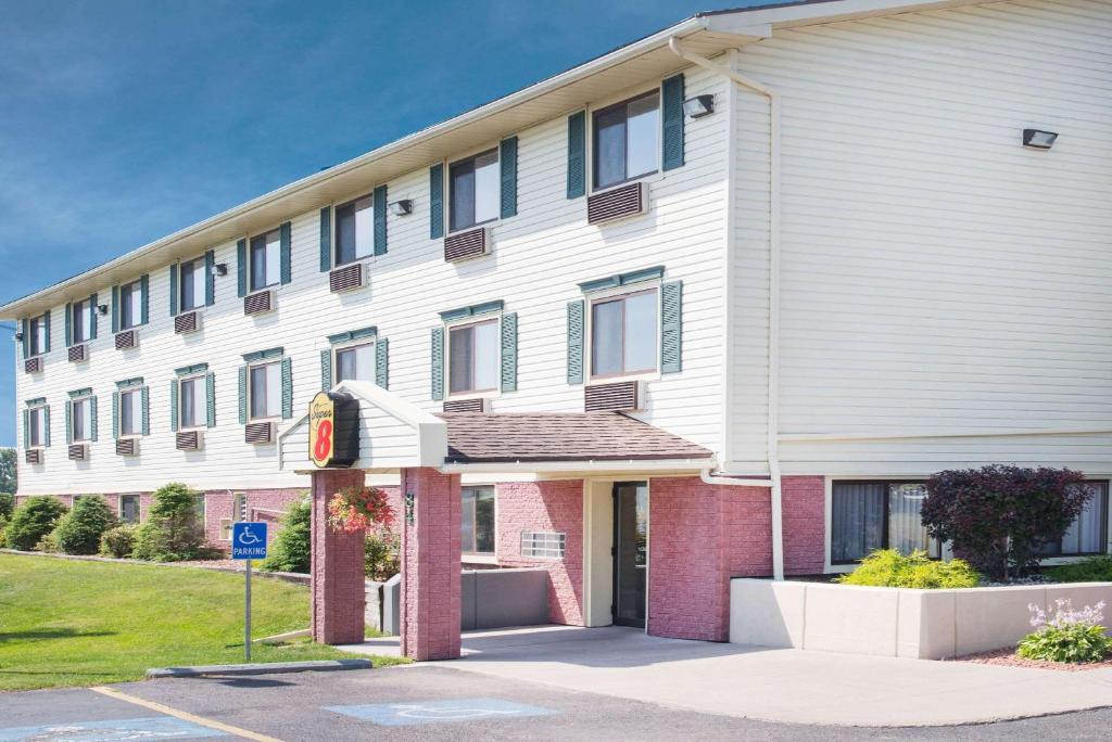 Super 8 by Wyndham Massena NY image