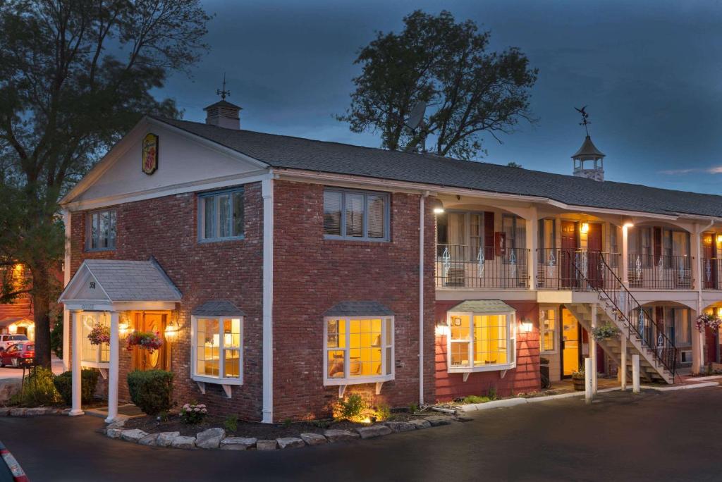 Super 8 by Wyndham Sturbridge photo 1