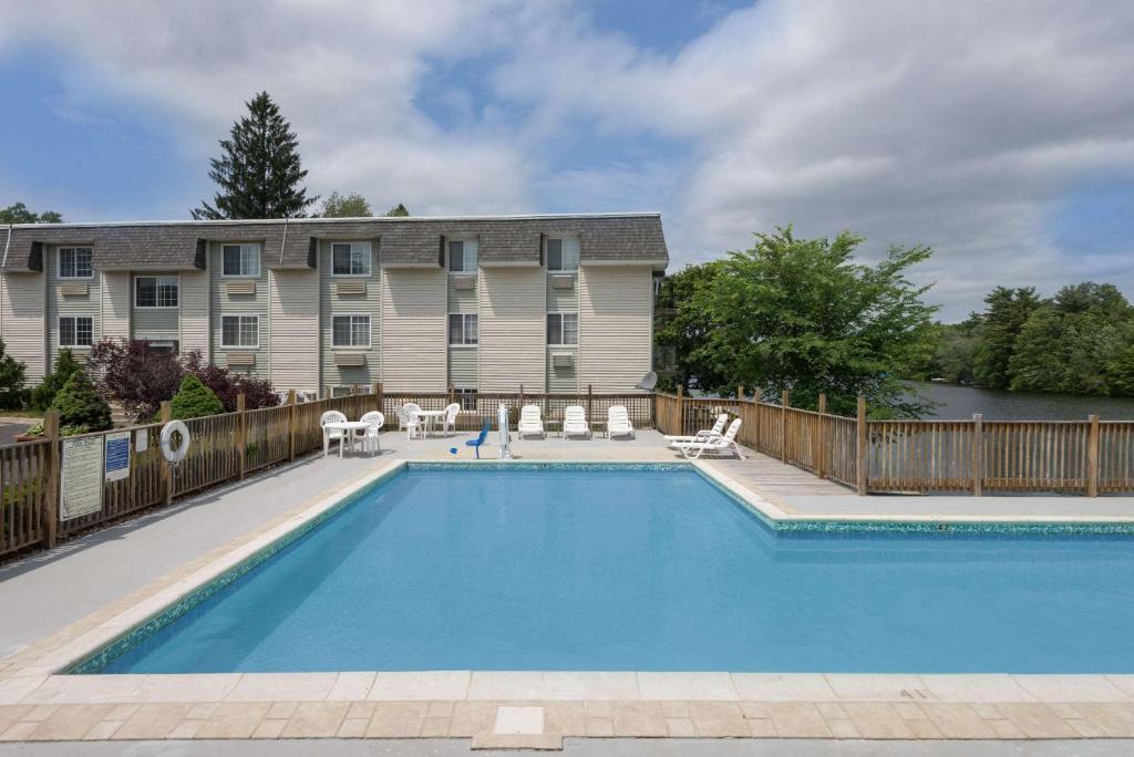 Super 8 by Wyndham Sturbridge photo 3