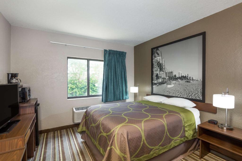 Super 8 by Wyndham Pompano Beach photo 1