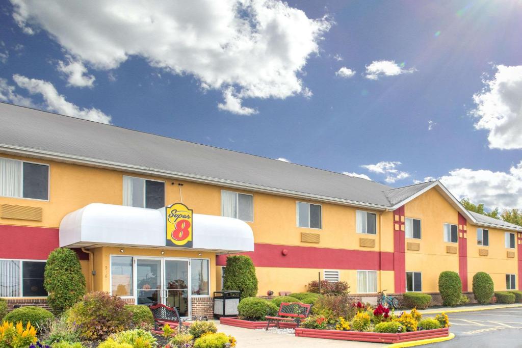 Super 8 by Wyndham Medina image