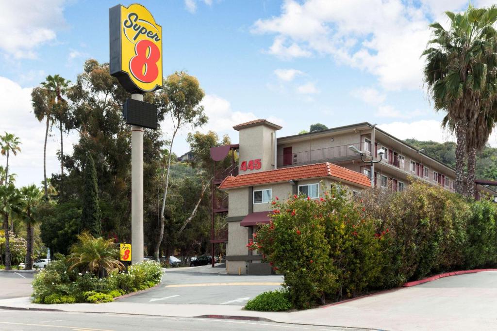 Super 8 by Wyndham San Diego Hotel Circle image