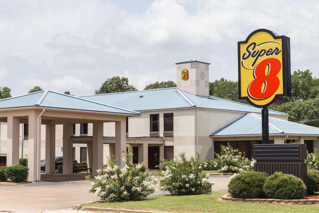 Super 8 by Wyndham Indianola image