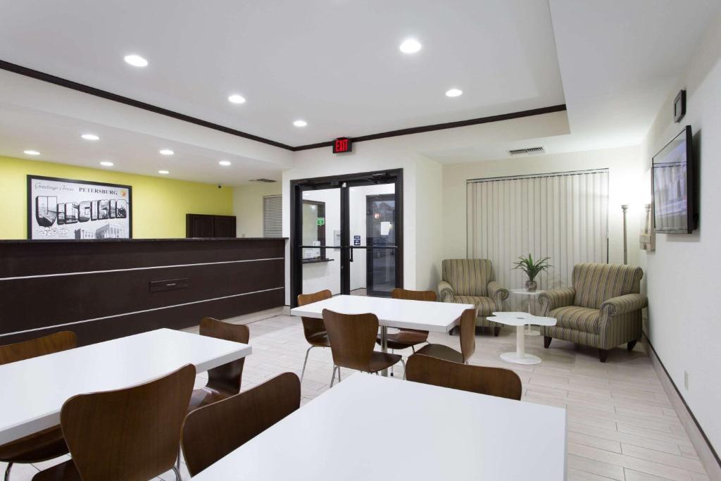 Super 8 by Wyndham Petersburg photo 2