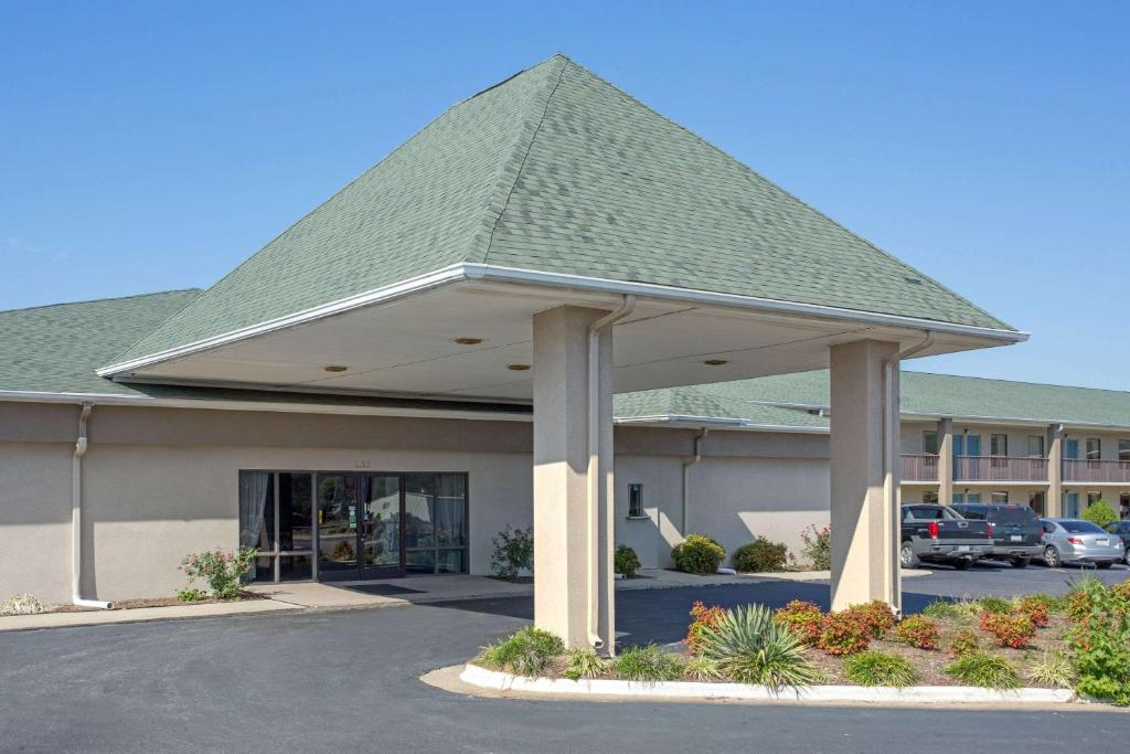 Super 8 by Wyndham Dunn image