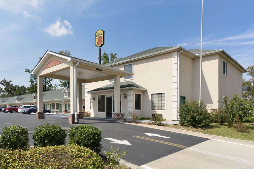 Super 8 by Wyndham Chatsworth/Dalton image