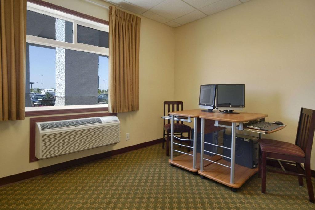 Super 8 by Wyndham Fort Saskatchewan photo 4