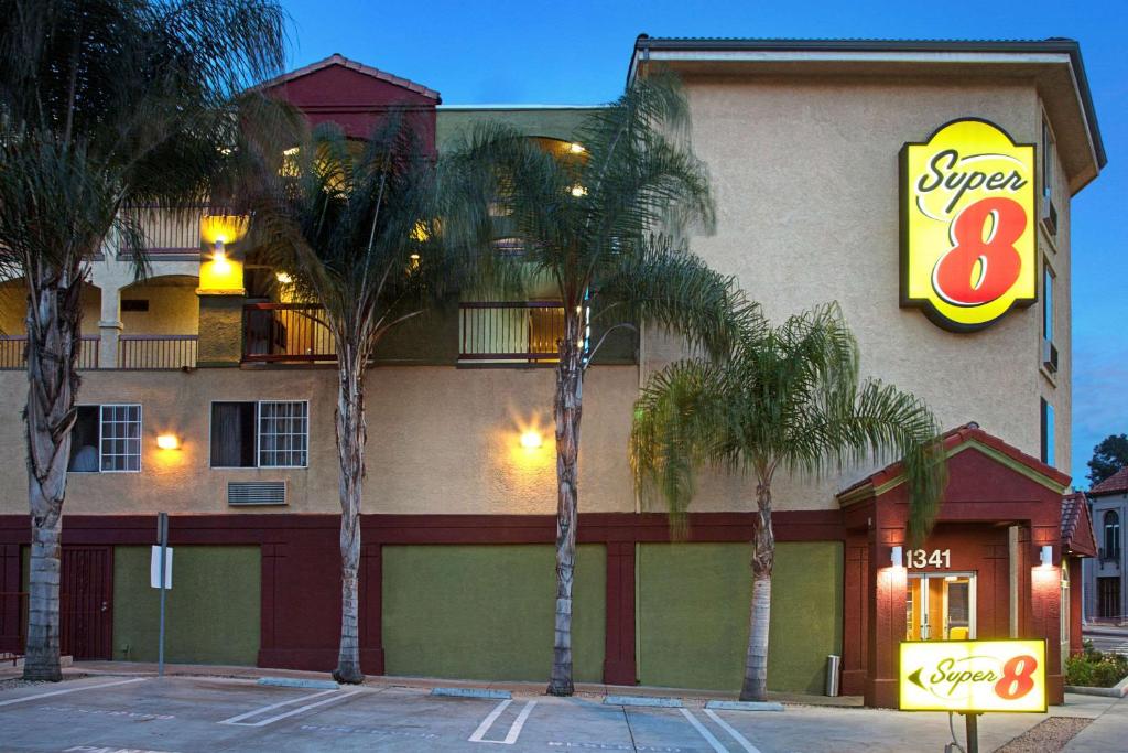 Super 8 by Wyndham Los Angeles Downtown image