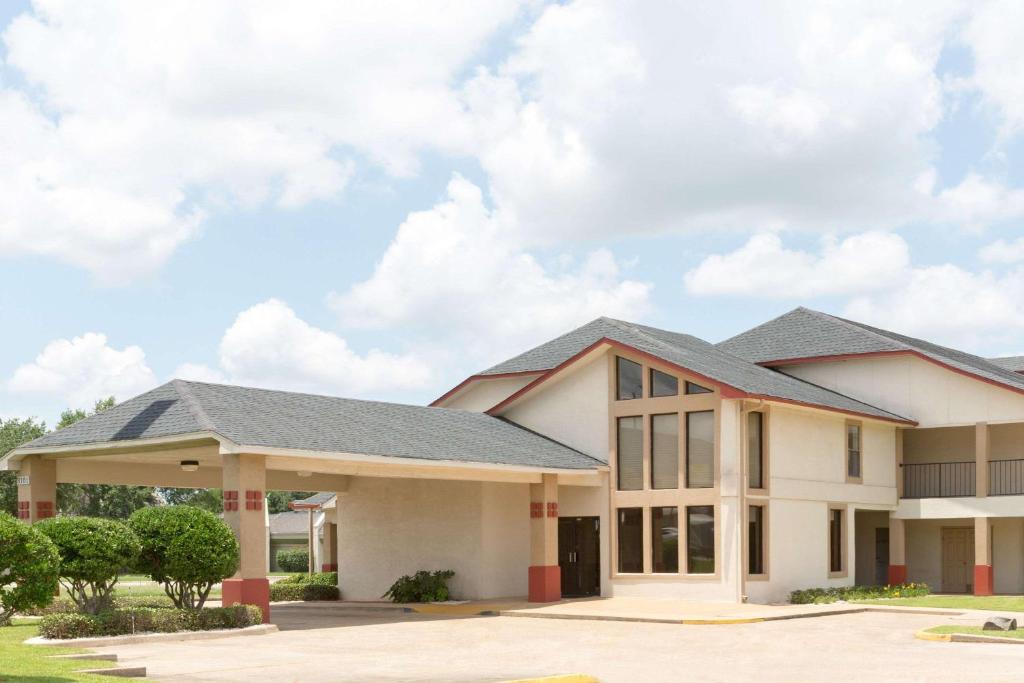 Super 8 by Wyndham Bossier City/Shreveport Area image
