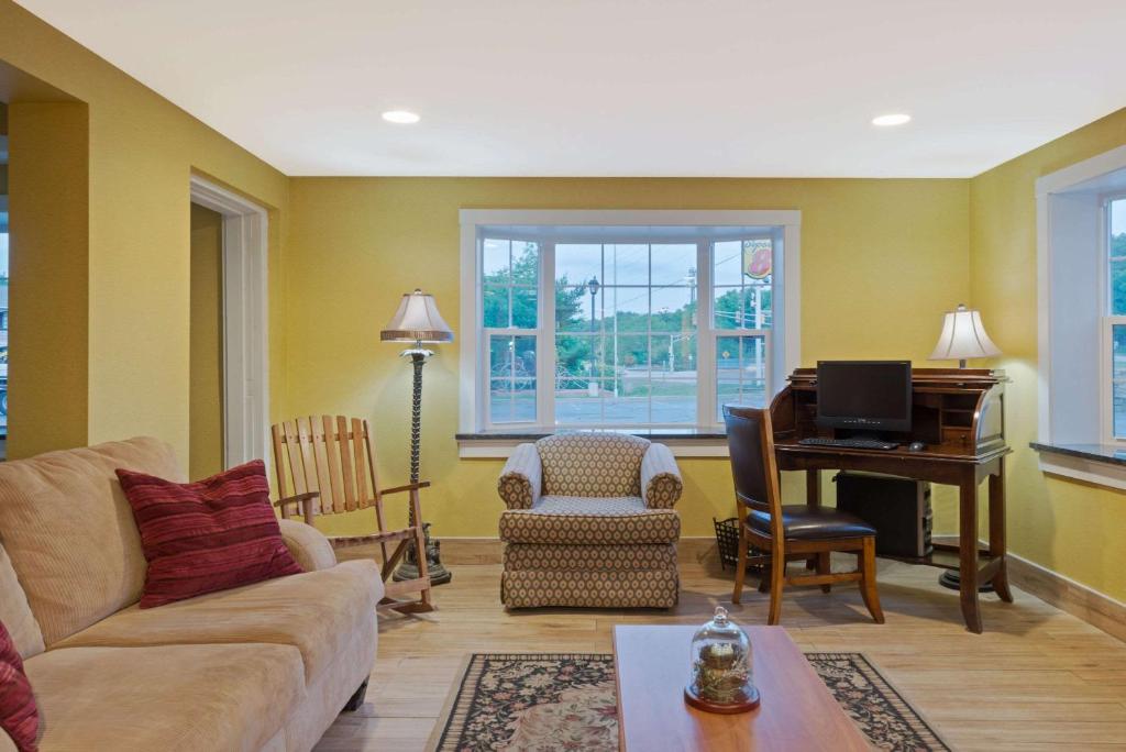 Super 8 by Wyndham Sturbridge photo 2