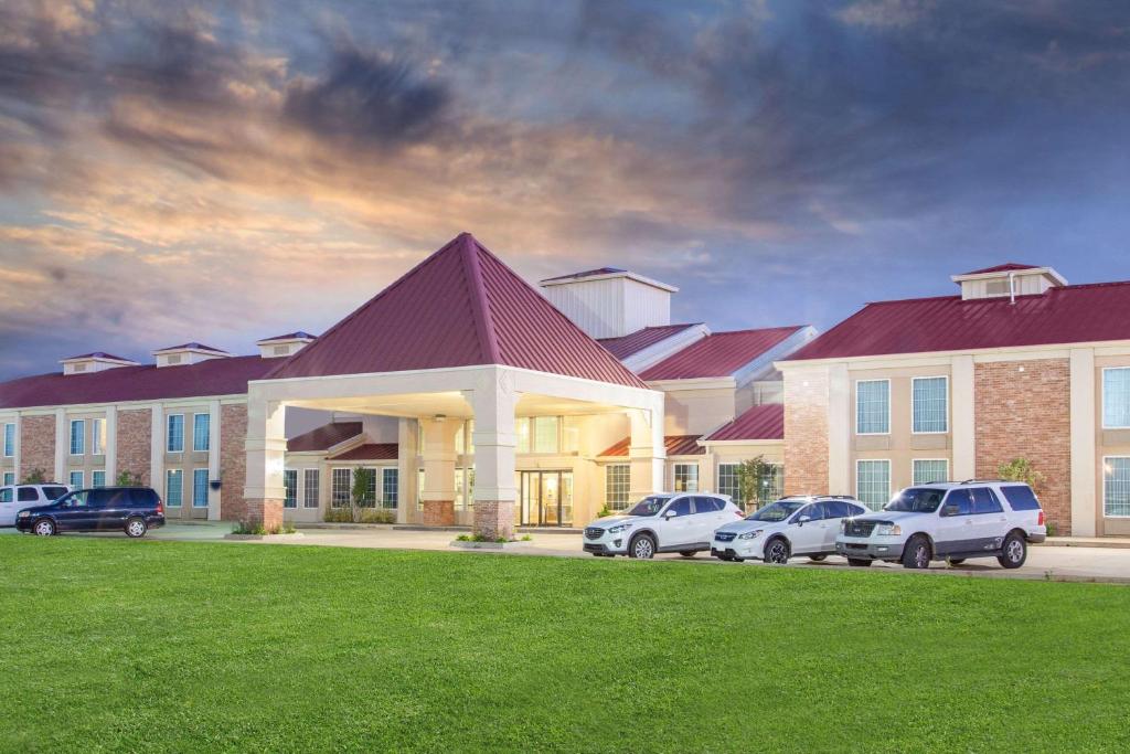 Super 8 by Wyndham Oklahoma City photo 1