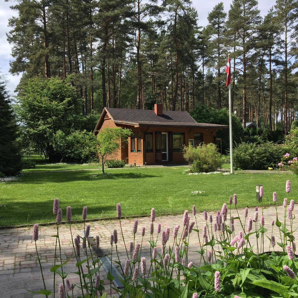 Forest house with outdoor hot tub, Riga